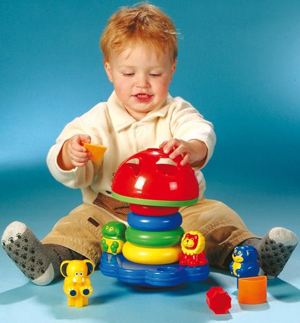 Игры игрушки. Пирамидка-сортер Simba 4010583. Пирамидка-сортер Simba гриб 4011983. Реклама игрушек для малышей. Дети играют.